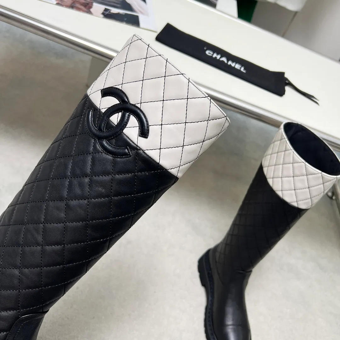 👟👟Ex-factory price 940👟👟 High version of Chanel CHANEL, 🌞🌞🌞Xiaoxiang 2024b autumn and winter counter’s latest short boots, a must-have item for this autumn and winter! ! Ms. Chanel loves simple yet irresistible combinations to show her unique style. Mix and match freely to shine⚡Follow Grandma’s fashion steps! ! ! The top-notch craftsmanship and texture are perfectly presented. No matter any details, you can compare them with the counters. The best quality products can be entered and exited from the counters at will! ! ❶Fabric: Imported cowhide➕Patent leather➕Electric embroidered rhombus ❷Inner lining: Imported sheepskin➕cowhide ❸Foot pads: Imported cowhide lining ❹Outsole: Original molded sole ❺Heel height: 5cm ❻Boot shaft height: 14.5 inches ❼Number: 35-40 (40 and 41 are customized and non-refundable)